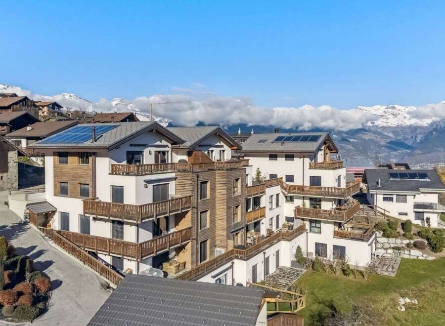 Discover luxury living in this stunning property featuring modern architecture and breathtaking mountain views.