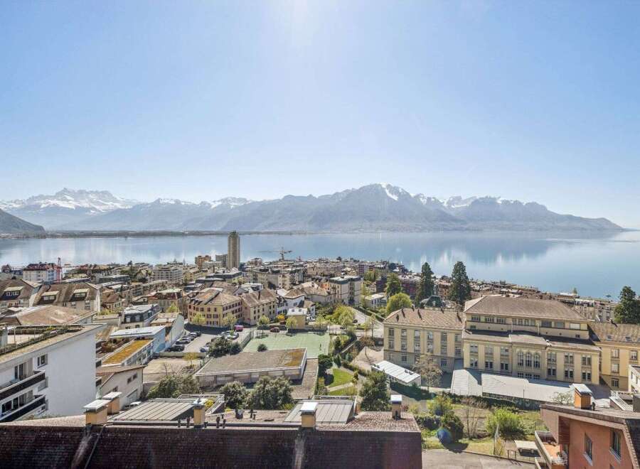 Experience breathtaking views from this stunning property! This home offers panoramic vistas of the lake and majestic mountains.