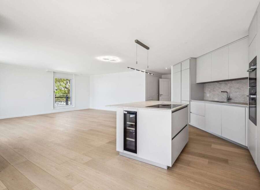 Discover modern luxury in this stunning kitchen.
