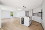 Discover modern luxury in this stunning kitchen.
