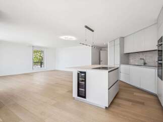 Discover modern luxury in this stunning kitchen.