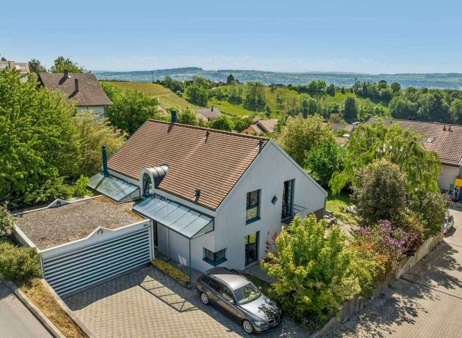 Discover this stunning property with a modern design and breathtaking views.