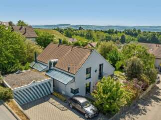 Discover this stunning property with a modern design and breathtaking views.