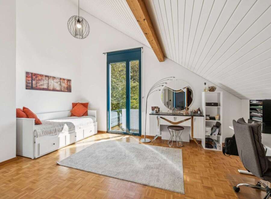 Discover this bright and airy bedroom, perfect for a relaxing retreat.
