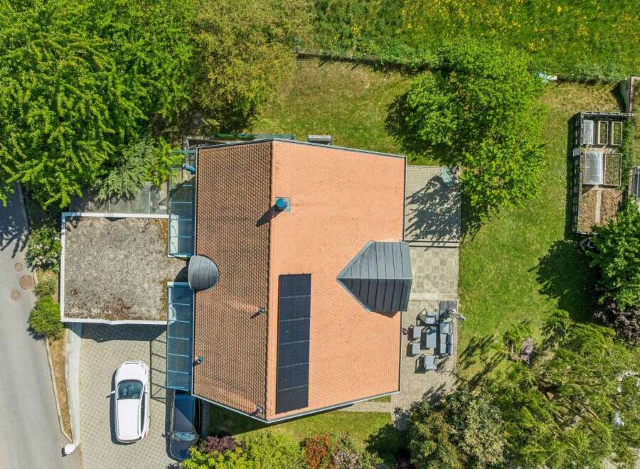 Discover this stunning property featuring a modern design and a prime location.