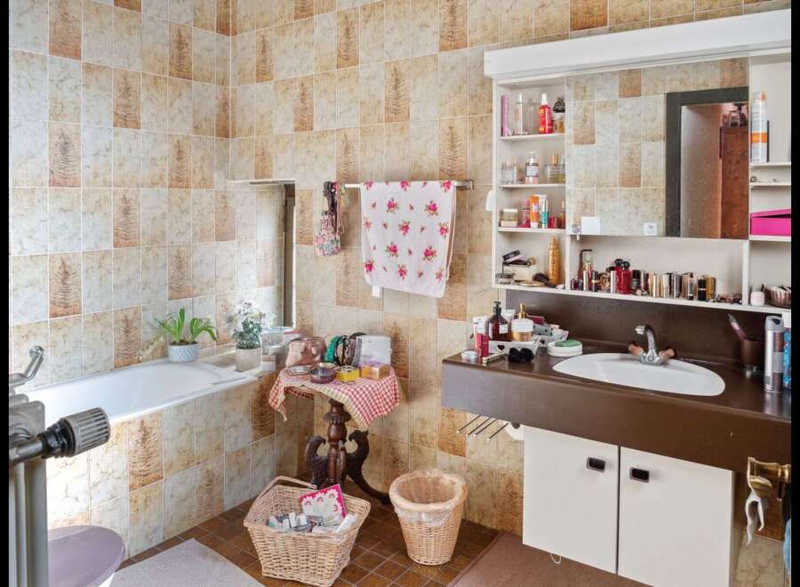This charming bathroom features a classic design with tiled walls and a cozy atmosphere.