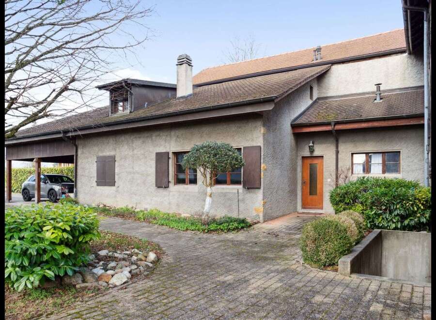 Discover this charming property featuring a classic facade and a welcoming entrance.