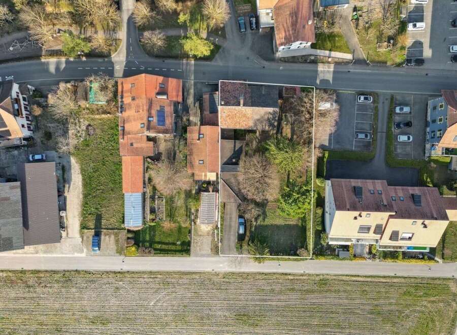 Discover this charming property, ideally situated in a desirable neighborhood.