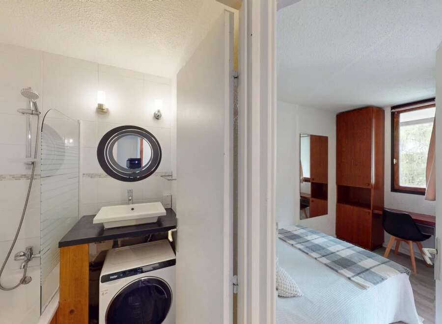 Discover this charming property featuring a well-appointed bathroom with a modern sink and a convenient washing machine.
