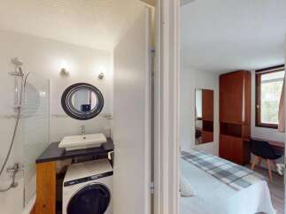 Discover this charming property featuring a well-appointed bathroom with a modern sink and a convenient washing machine.