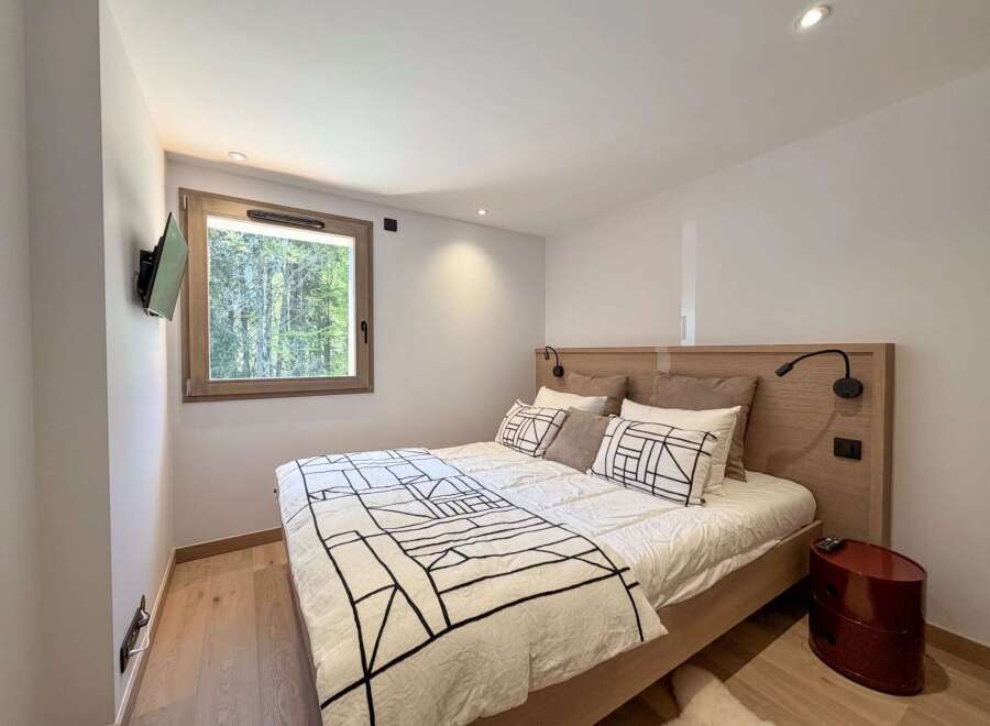 This cozy bedroom features a modern design with a comfortable bed and stylish bedding.