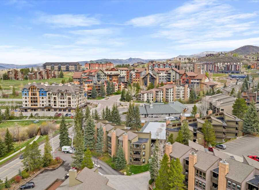 Discover luxury living in this stunning property, boasting modern architecture and breathtaking views.