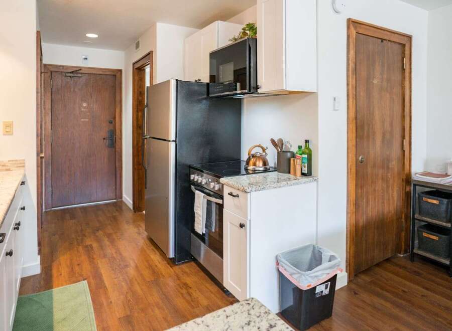 Discover this charming kitchen, perfect for culinary enthusiasts.