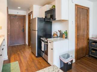 Discover this charming kitchen, perfect for culinary enthusiasts.