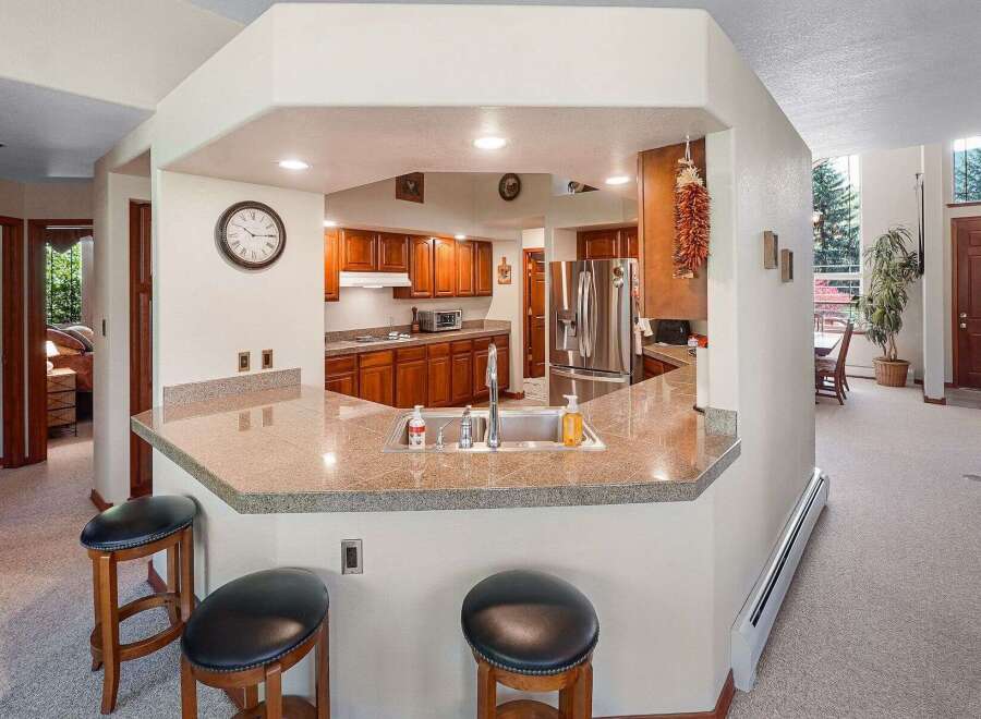 This stunning kitchen boasts a seamless blend of style and functionality, perfect for culinary enthusiasts.