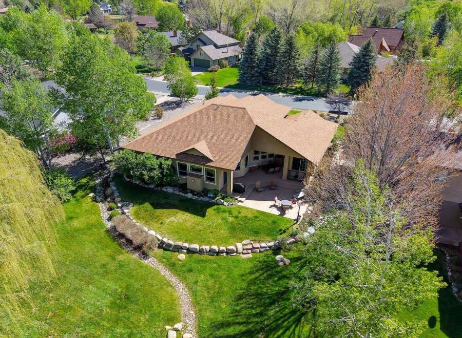 Discover this stunning property featuring a beautifully designed home with a spacious layout and modern amenities.