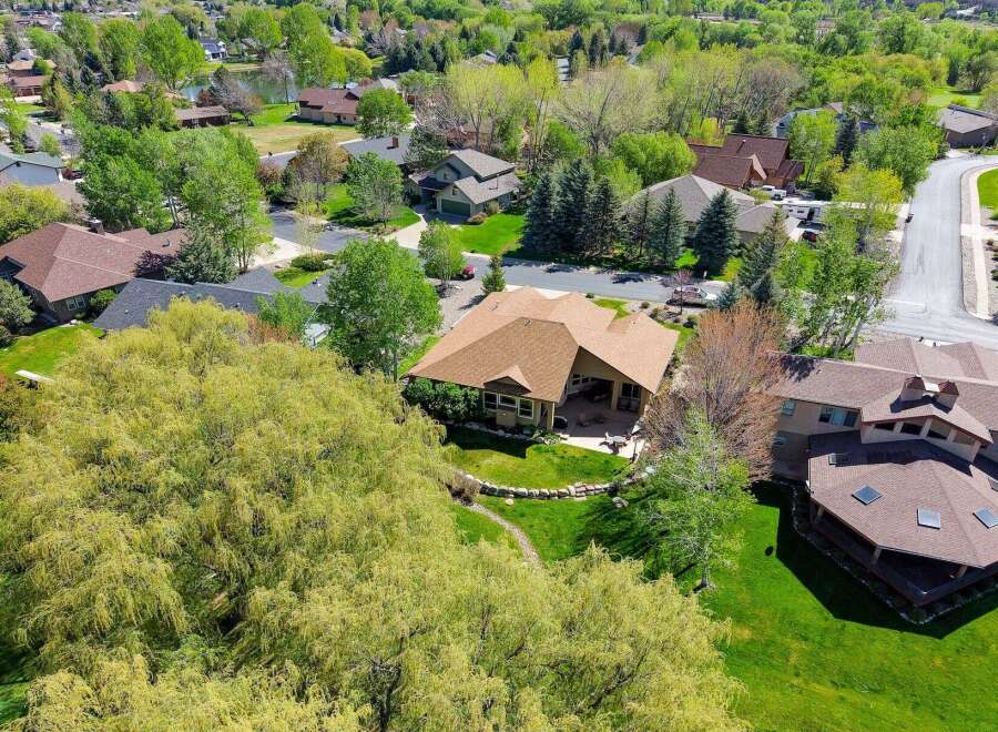 Discover a stunning property nestled in a serene neighborhood, offering a perfect blend of comfort and elegance.