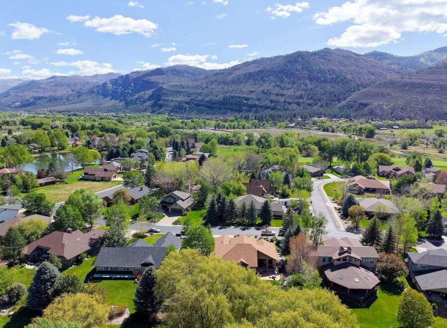 Discover the charm of this stunning property nestled in a picturesque setting.