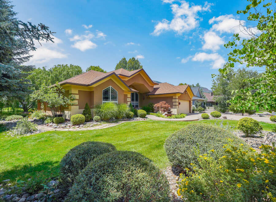 Discover this charming single-family home featuring a warm stucco exterior and a welcoming ambiance.