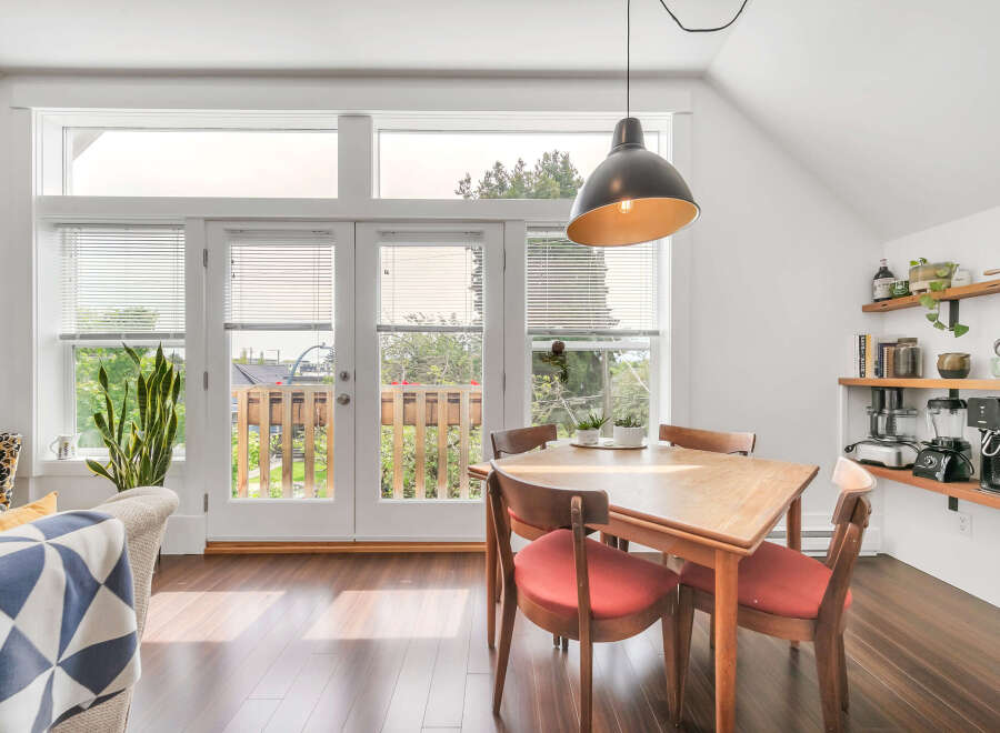 This charming dining area features a bright and airy atmosphere, perfect for enjoying meals and gatherings.