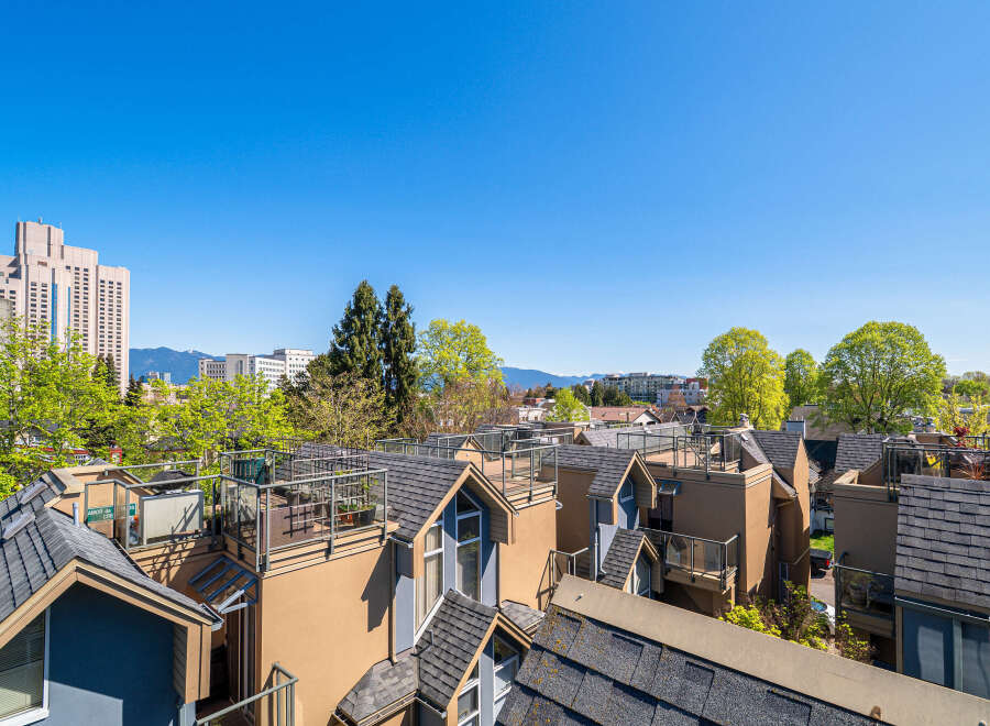 Discover urban living at its finest with this stunning property featuring modern architecture and breathtaking views.
