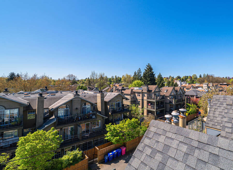 Discover the charm of this stunning property, boasting a prime location and exceptional features.