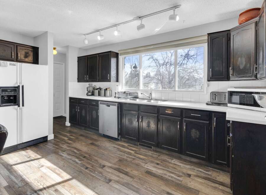 This stunning kitchen boasts dark cabinetry, offering a sophisticated and timeless aesthetic.