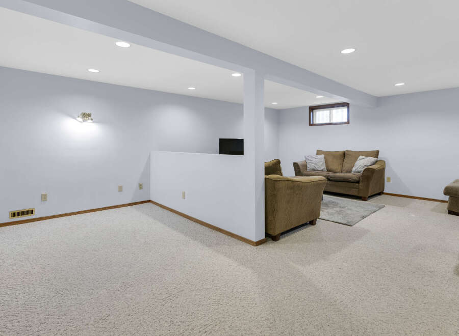Discover the potential of this inviting living space! This property features a cozy seating area, perfect for relaxation and entertaining.