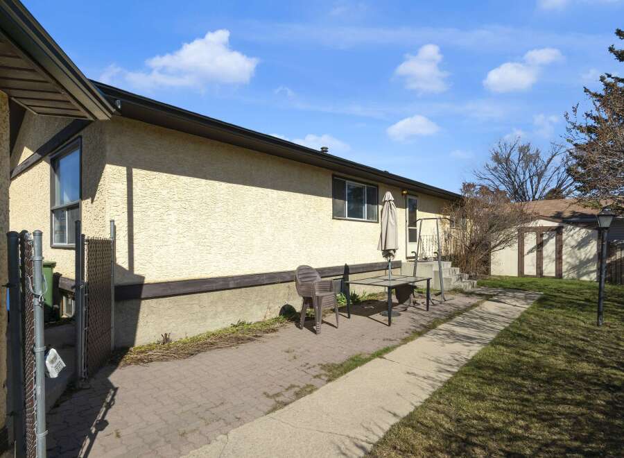 This charming property boasts a well-maintained exterior, perfect for enjoying the outdoors.