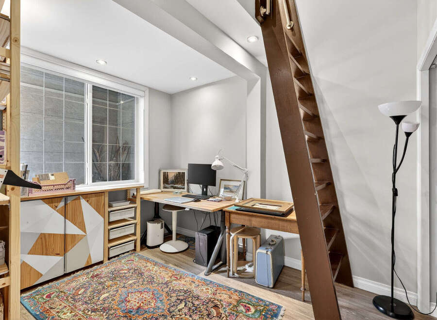 Discover a stylish home office space, perfect for productivity and creativity.