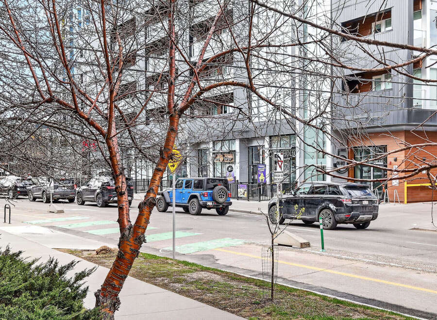 Discover urban living at its finest! This property boasts modern architecture and convenient access to city amenities.