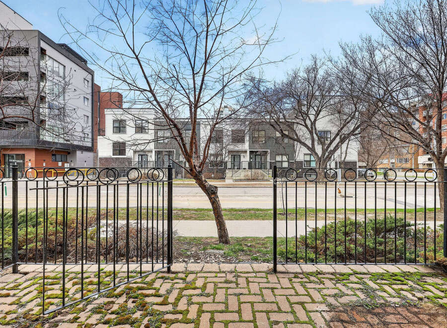 Discover urban living at its finest! This property boasts a prime location with modern architecture and stylish design.