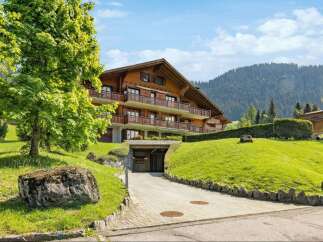 Discover the charm of this stunning wooden chalet nestled in a picturesque mountain setting.