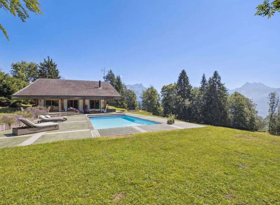 Experience luxury living in this stunning property featuring a private pool and breathtaking mountain views.