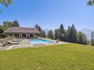 Experience luxury living in this stunning property featuring a private pool and breathtaking mountain views.