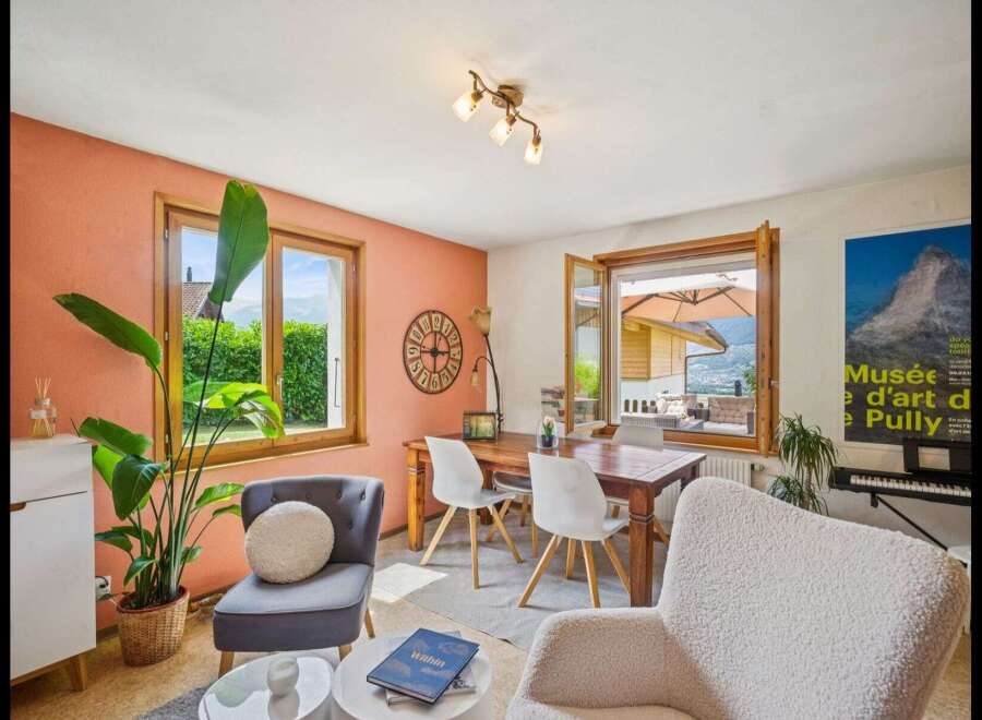 This charming property boasts a bright and airy living space, perfect for relaxation and entertaining.