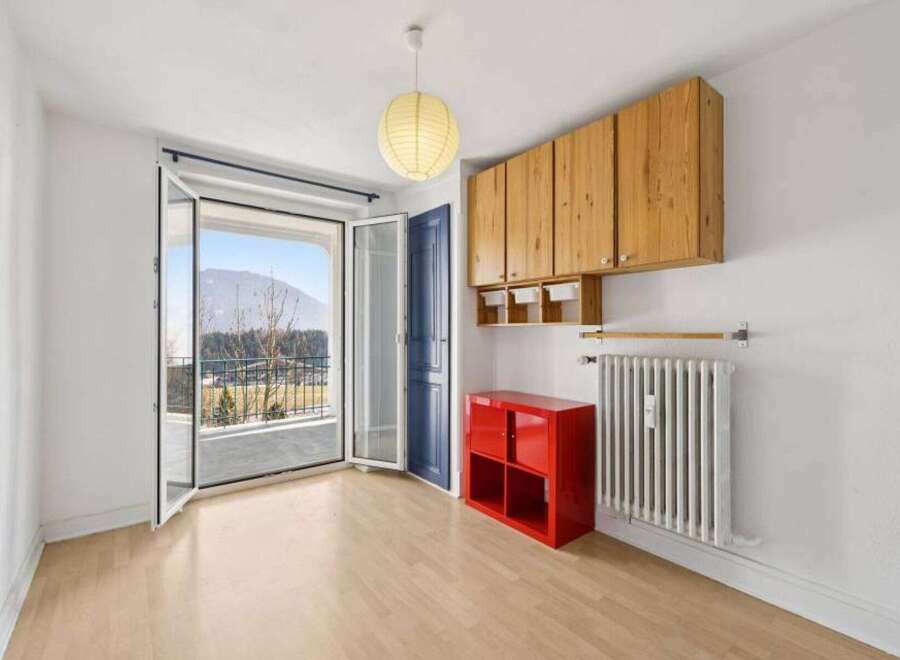 Discover this bright and airy room with stunning mountain views.