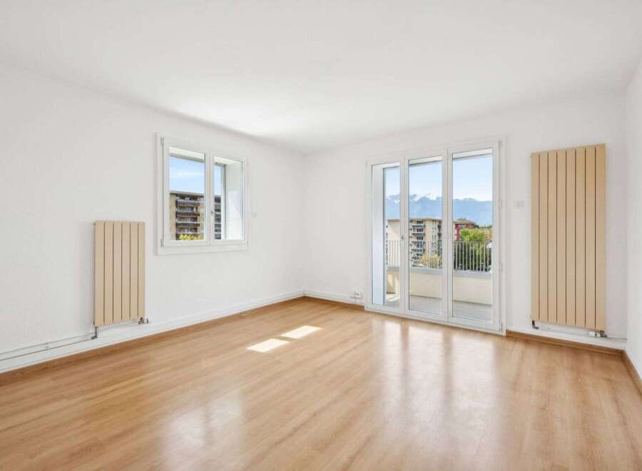Bright and airy apartment with stunning views.
