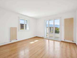 Bright and airy apartment with stunning views.