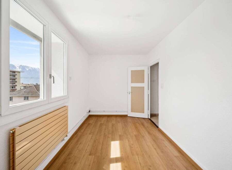 Discover this bright and airy room, perfect for creating your dream living space.