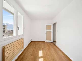 Discover this bright and airy room, perfect for creating your dream living space.
