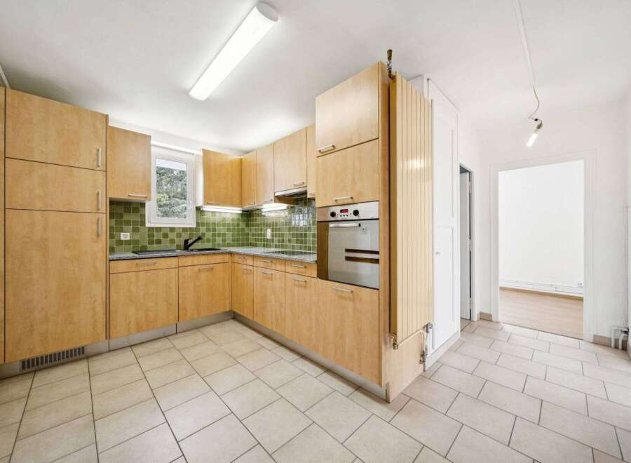 This stunning kitchen boasts modern cabinetry and a sleek design, perfect for culinary enthusiasts.