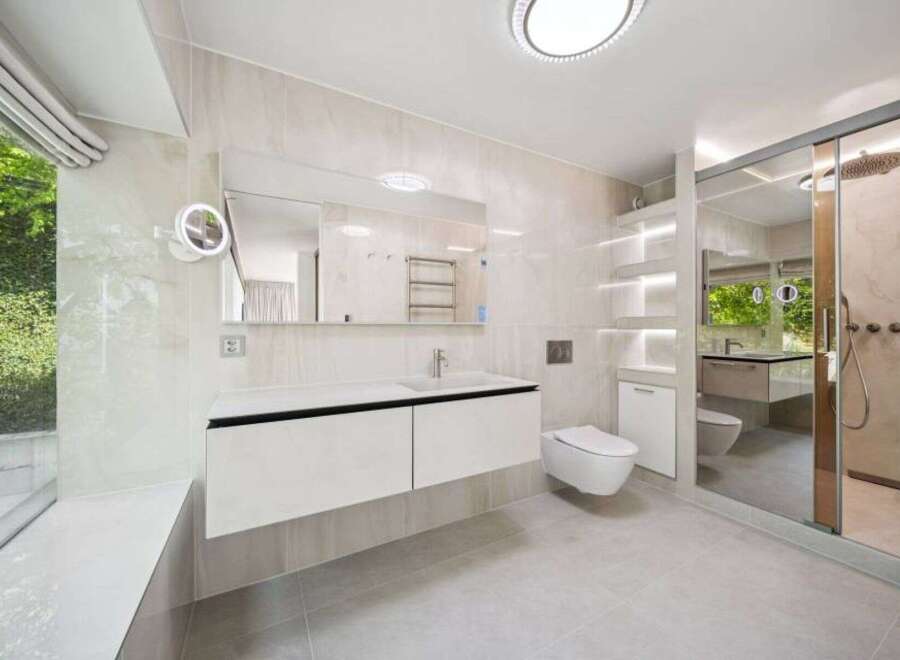 Step into luxury with this stunning modern bathroom.