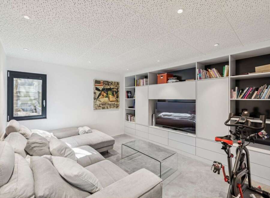 Discover modern living in this stylish space, perfect for relaxation and entertainment.