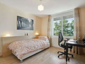 This cozy bedroom offers a comfortable and inviting atmosphere, perfect for relaxation and productivity.
