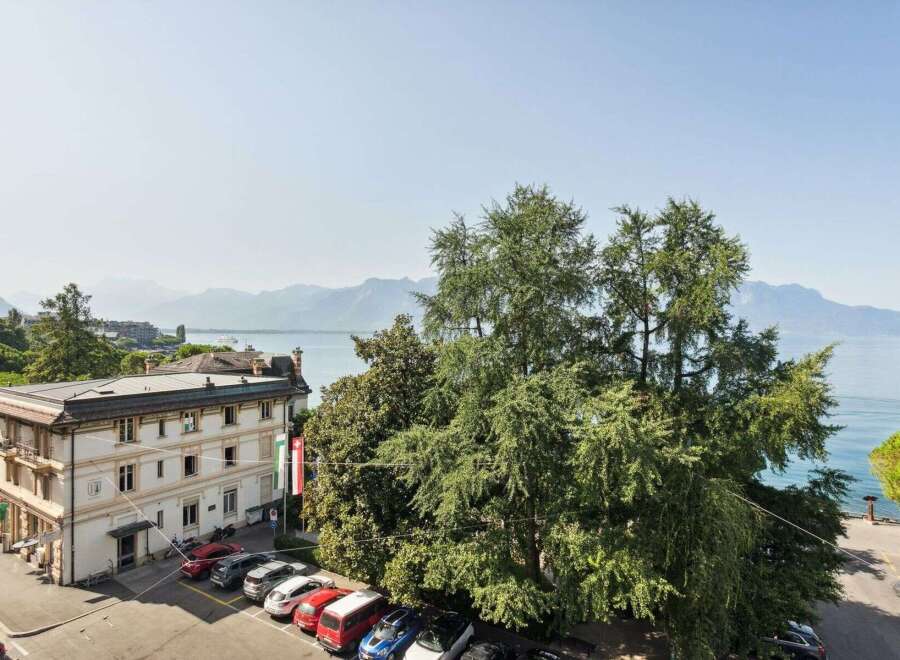 Discover the charm of this stunning property, perfectly situated with breathtaking views.