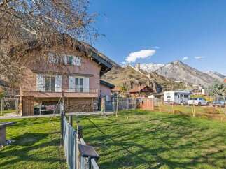 Discover this charming property nestled in a picturesque setting, offering a blend of comfort and natural beauty.