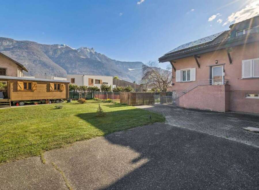 Discover this charming property nestled in a picturesque setting, offering a unique blend of comfort and natural beauty.