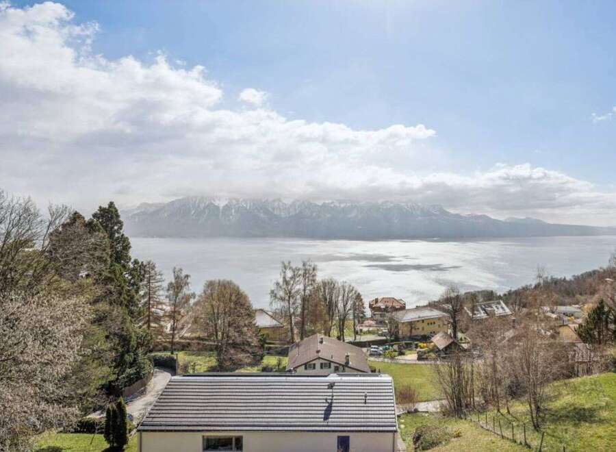 Enjoy breathtaking views from this stunning property! This home offers a serene escape with panoramic vistas of the lake and majestic mountains.