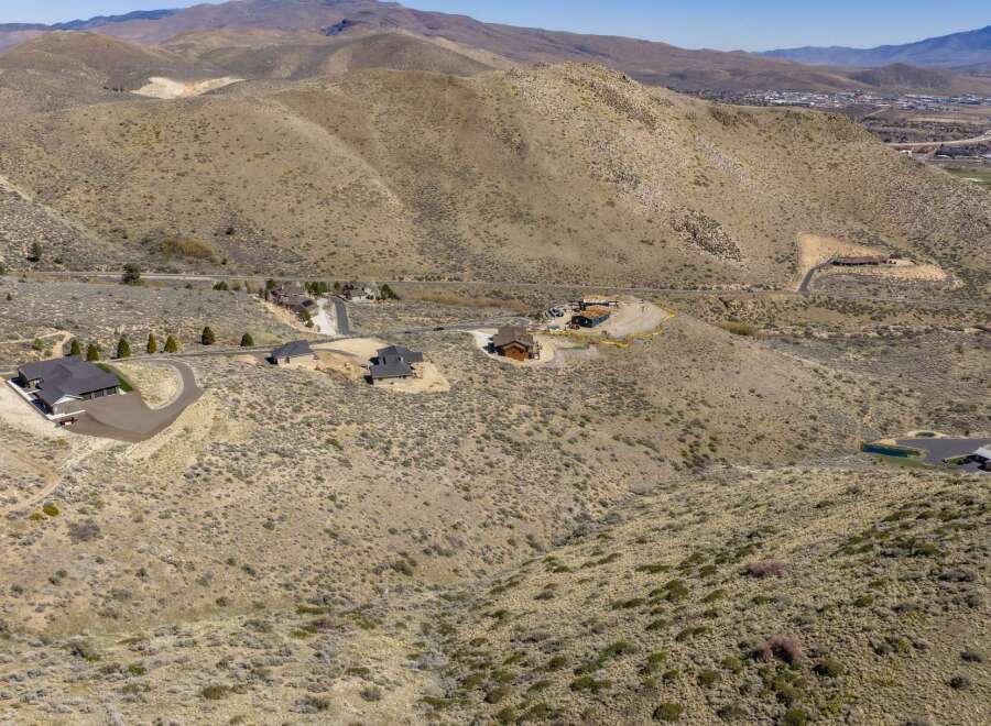 Discover your dream home in this stunning mountain landscape! This property boasts breathtaking views and a serene atmosphere, perfect for those seeking tranquility.